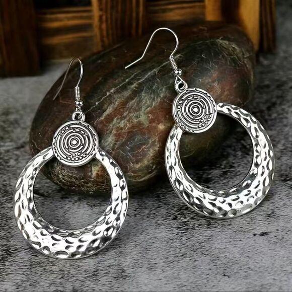 Vintage Style Zinc Alloy Silver Plated Hollow Dangle Earrings NWT - Picture 4 of 4
